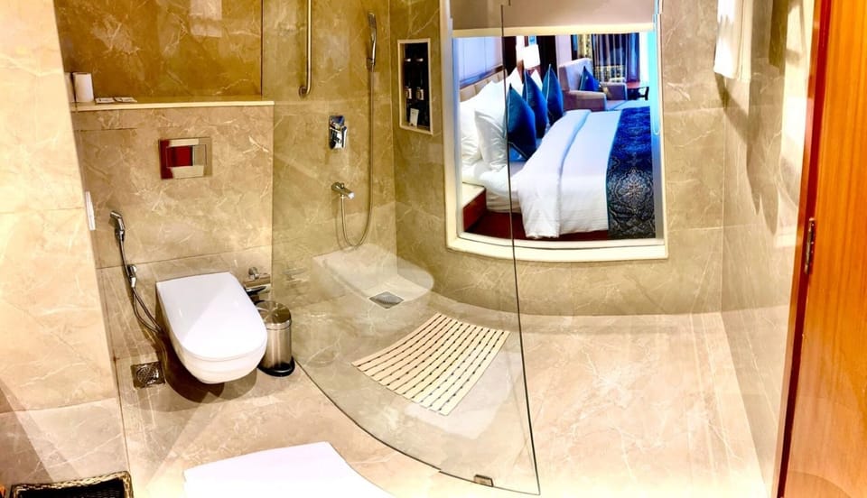 Shower, rainfall showerhead, free toiletries, towels