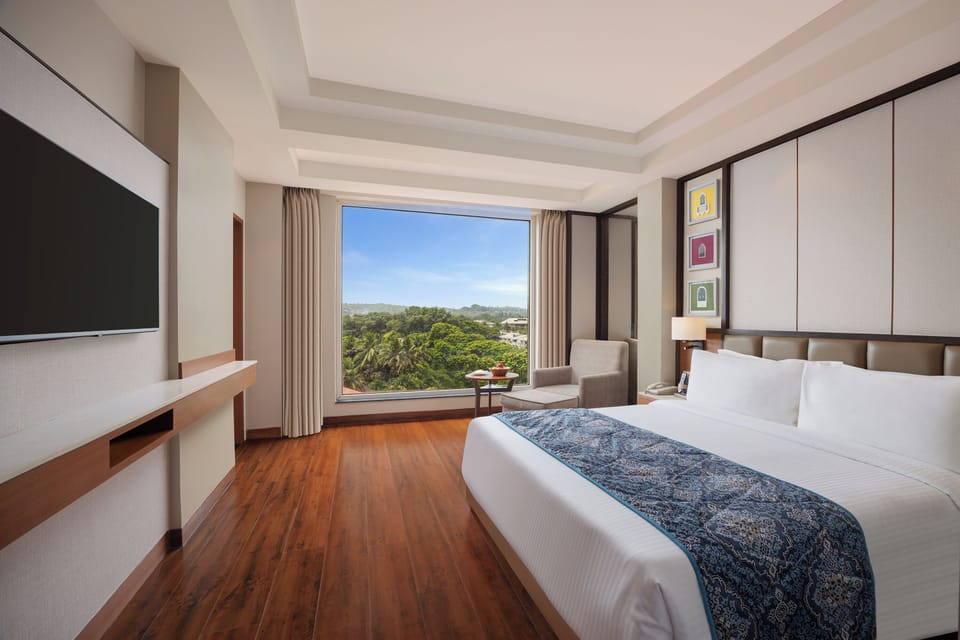 Deluxe Room, 1 Queen Bed | Premium bedding, down comforters, Select Comfort beds, minibar
