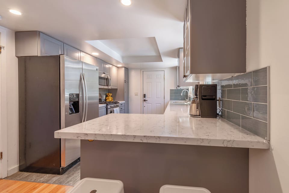 Full-size fridge, microwave, oven, stovetop
