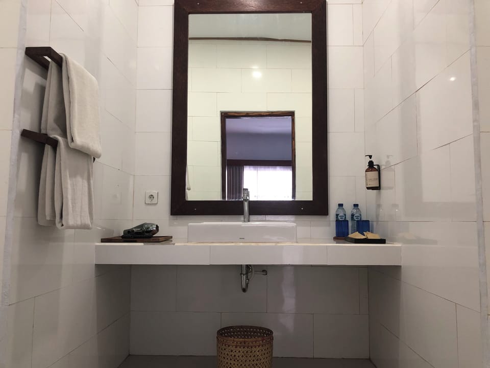 Free toiletries, hair dryer, towels, shampoo