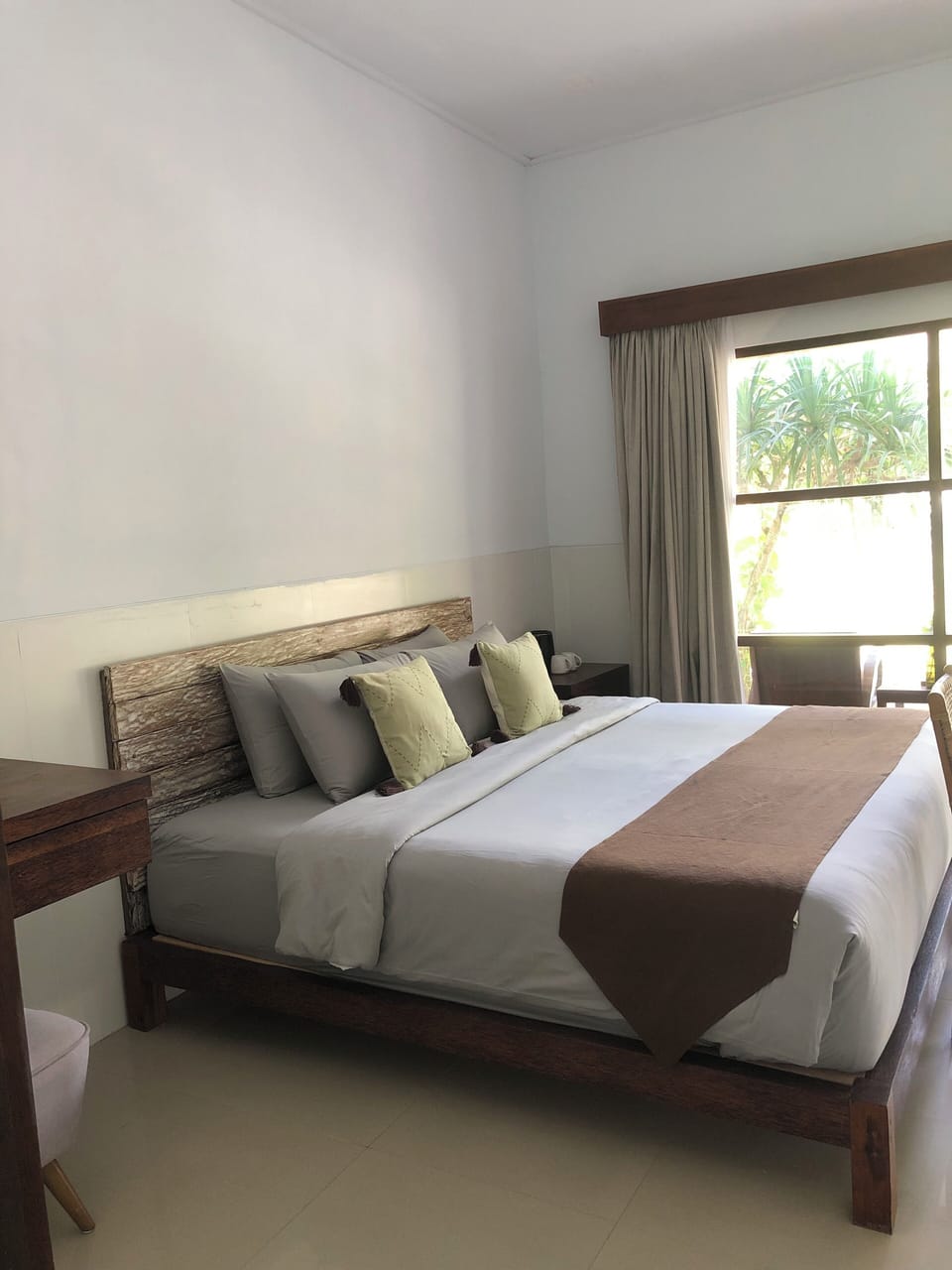 Desk, free WiFi, bed sheets