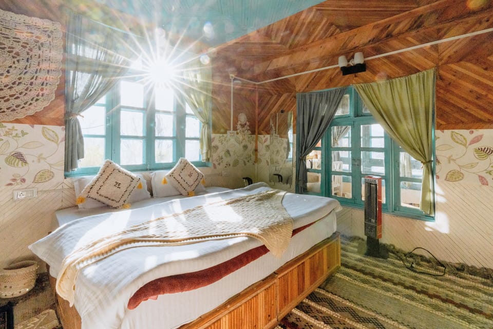 Family Room | Laptop workspace, free WiFi, bed sheets