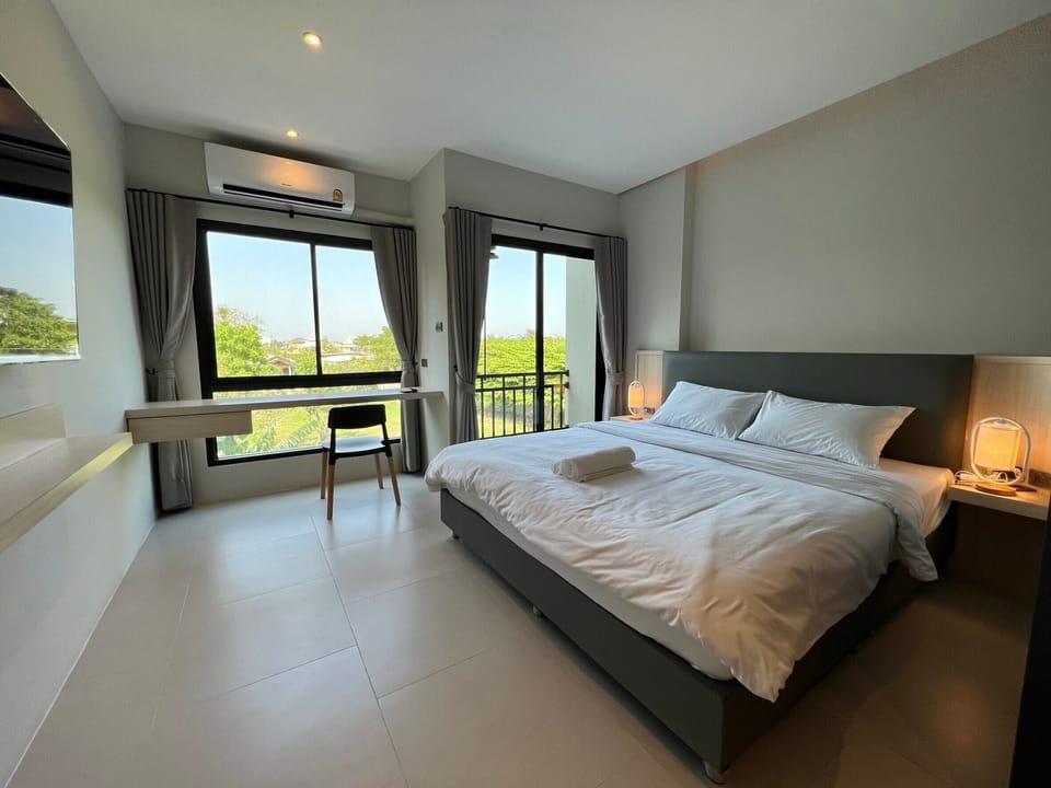 Deluxe Double Room | Laptop workspace, free WiFi