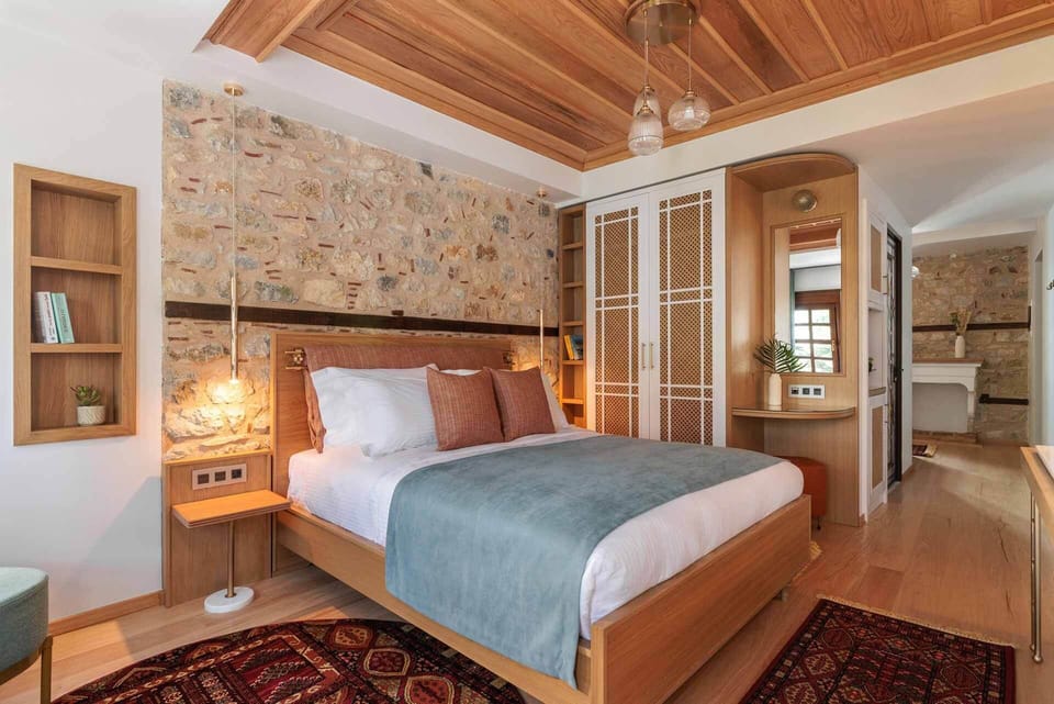 Deluxe Room, 1 Queen Bed | Laptop workspace, blackout drapes, soundproofing, iron/ironing board