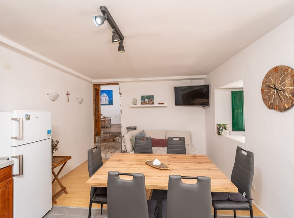 Apartment (One Bedroom Ranch House) | Dining room