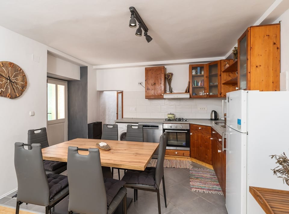 Apartment (One Bedroom Ranch House) | Dining room