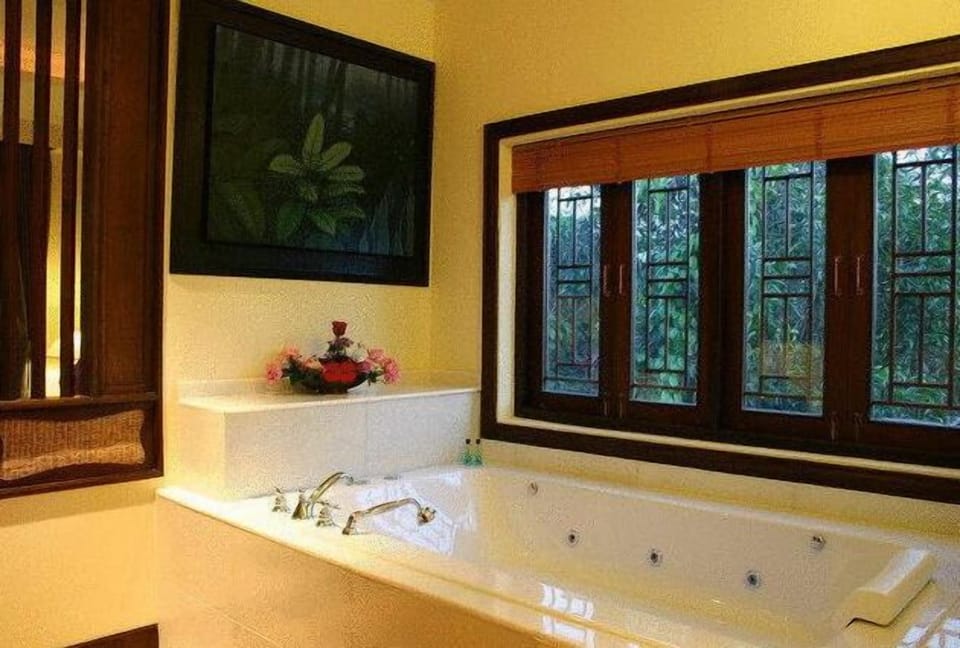 Deep soaking bathtub