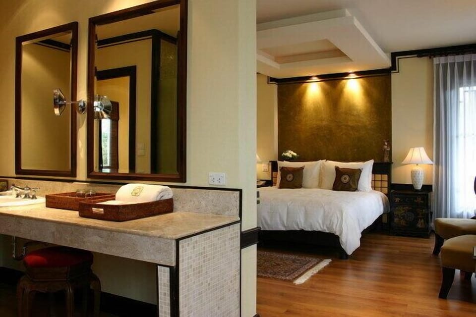 Deluxe Room | Hypo-allergenic bedding, in-room safe, individually furnished, desk