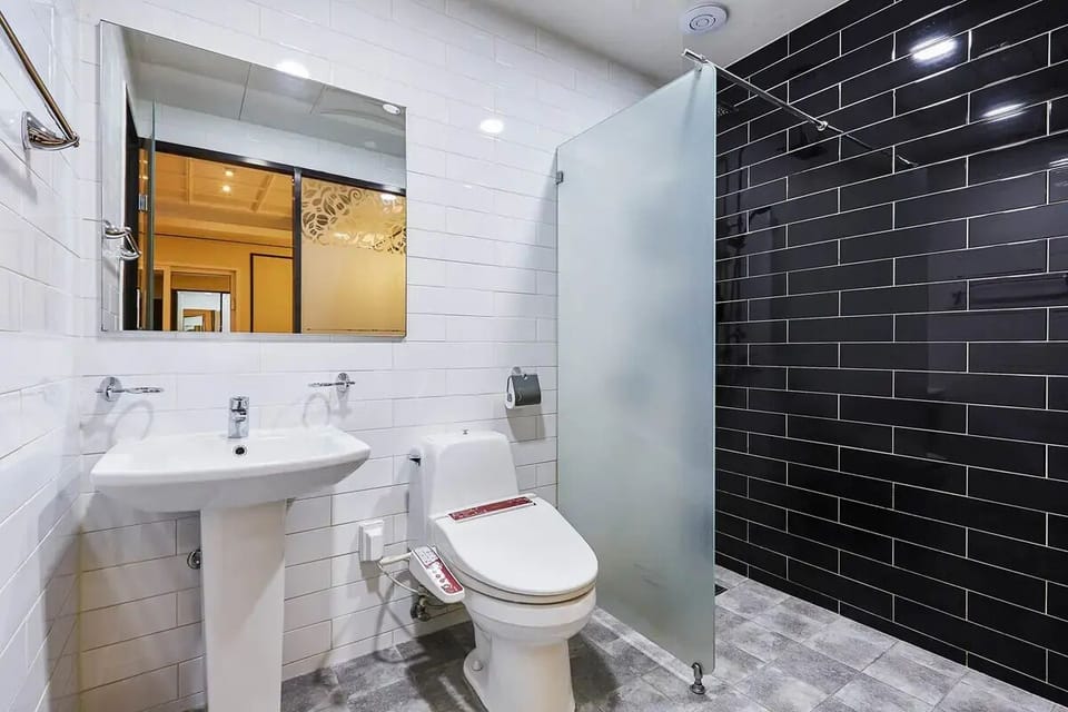 Standard Room | Bathroom | Hair dryer, towels, soap, shampoo