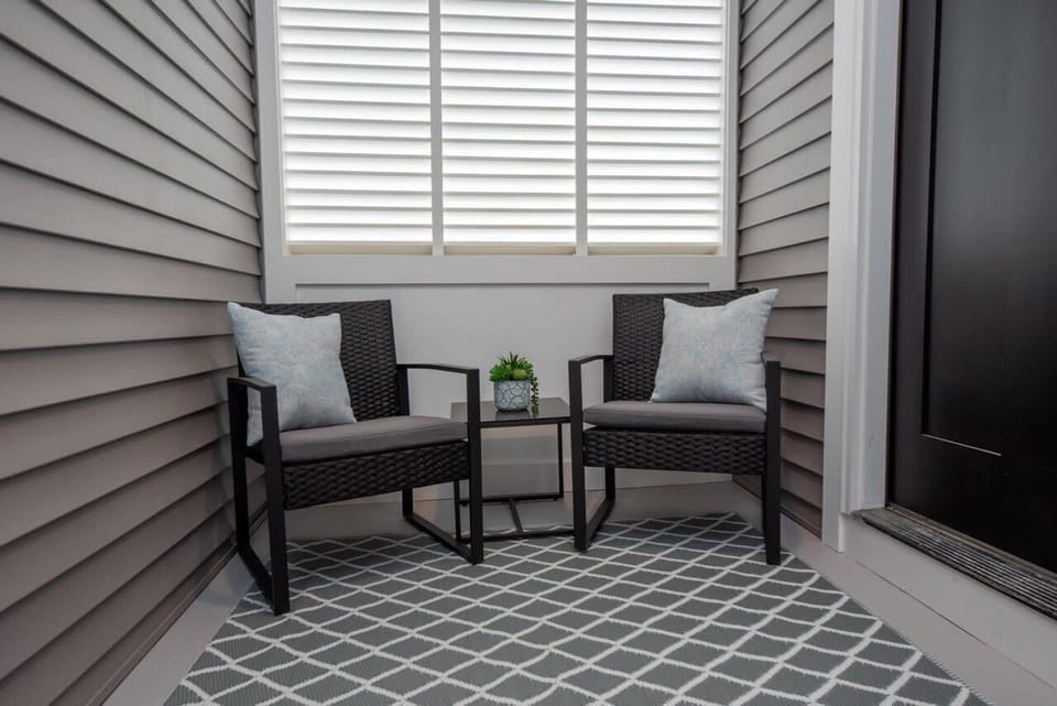 Entry/Outdoor Seating