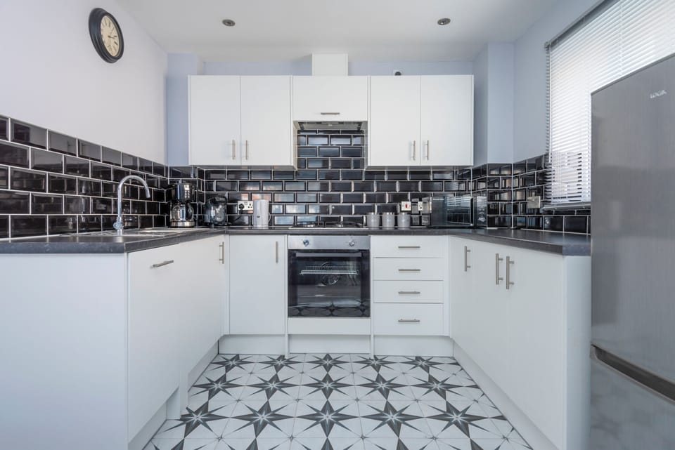 Full-size fridge, microwave, oven, dishwasher