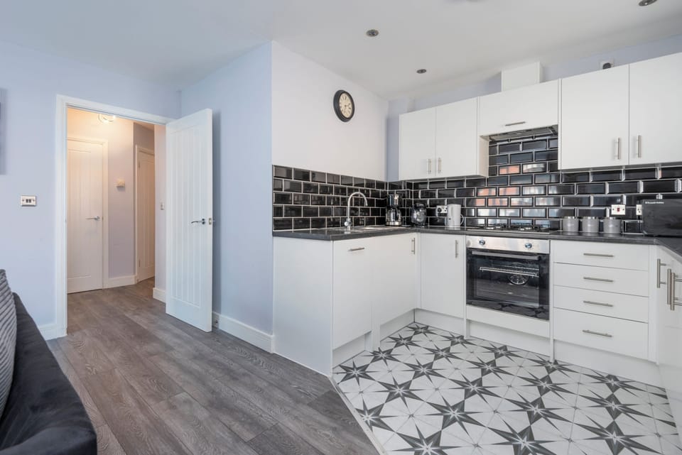 Full-size fridge, microwave, oven, dishwasher