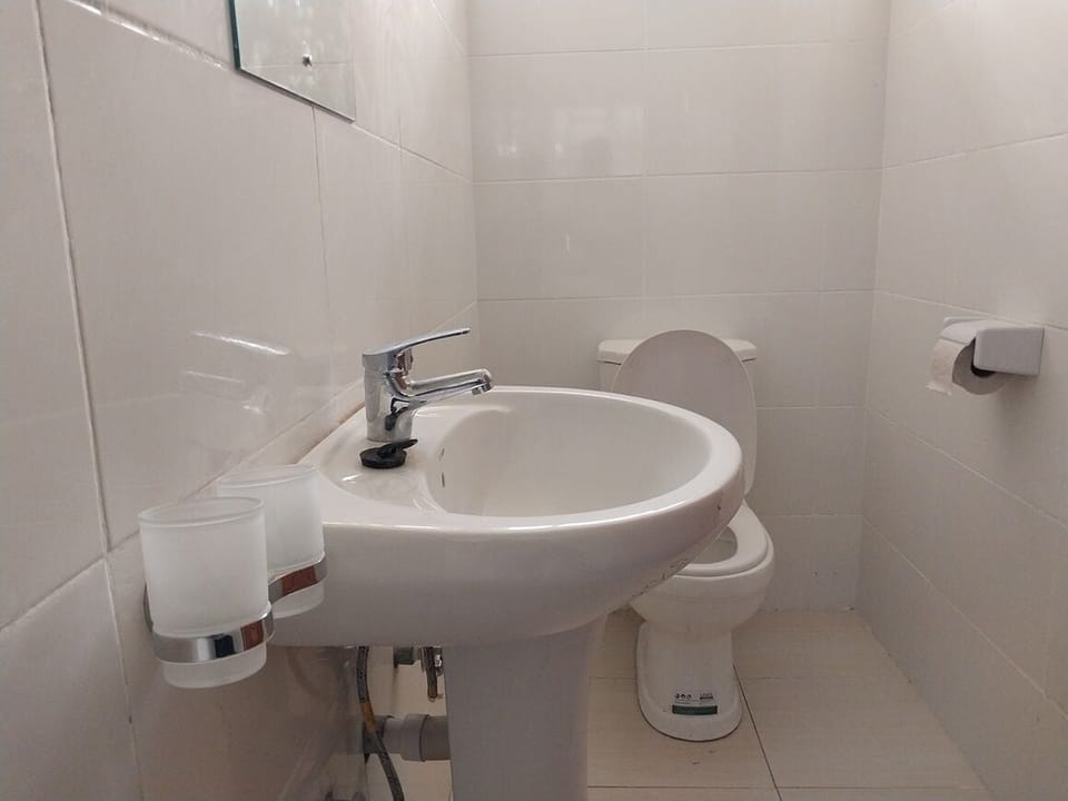 Shower, free toiletries, bathrobes, slippers