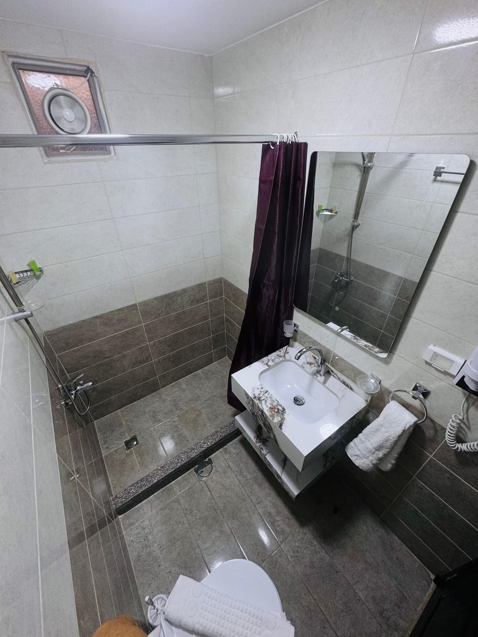 Economy Twin Room | Bathroom