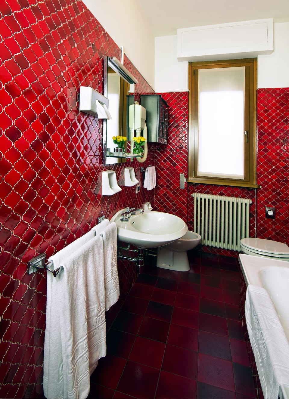 Double Room | Bathroom | Combined shower/tub, free toiletries, hair dryer, bidet