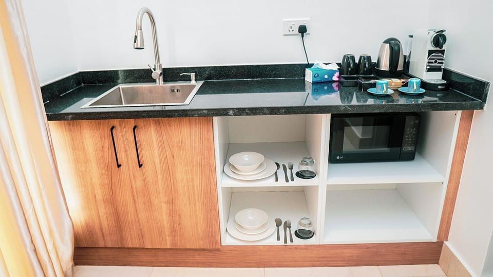 Classic Room, 1 Bedroom, Non Smoking | Private kitchenette | Coffee/tea maker, electric kettle
