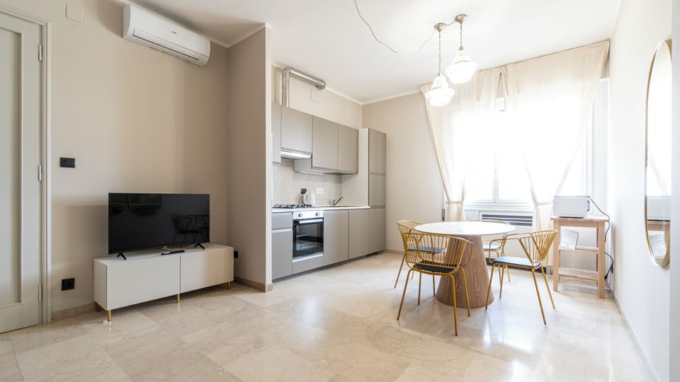 Apartment (2 Bedrooms) | Dining room