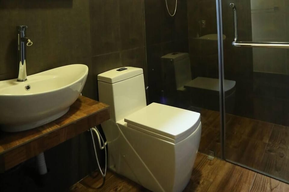Basic Double Room, Garden View | Bathroom | Shower, free toiletries, soap, shampoo