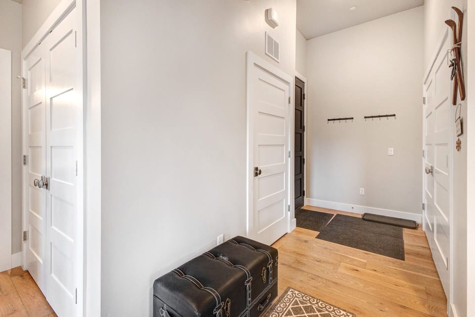 Mayflower Lakeside 302-14 by Moose Management: Entryway