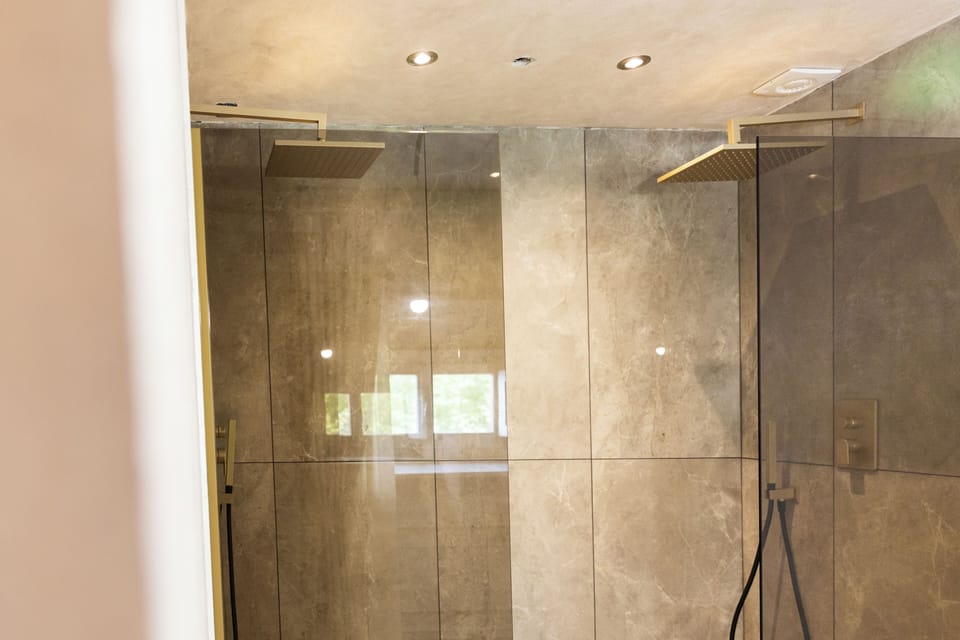 Deluxe Suite, City View | Bathroom | Shower, hair dryer, slippers, bidet