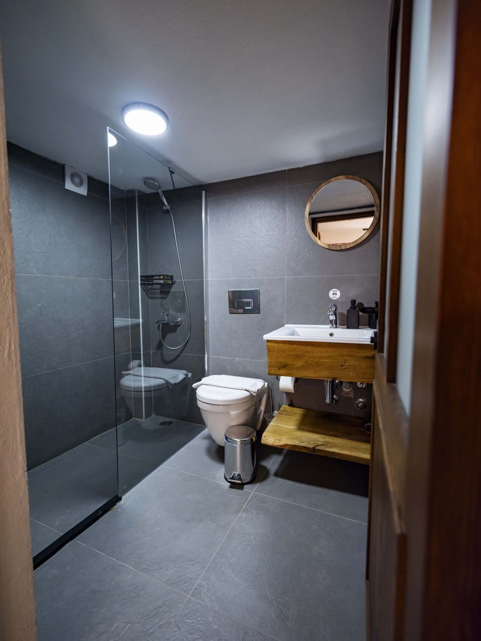Deluxe Suite, City View (Rosalia) | Bathroom | Shower, rainfall showerhead, designer toiletries, slippers