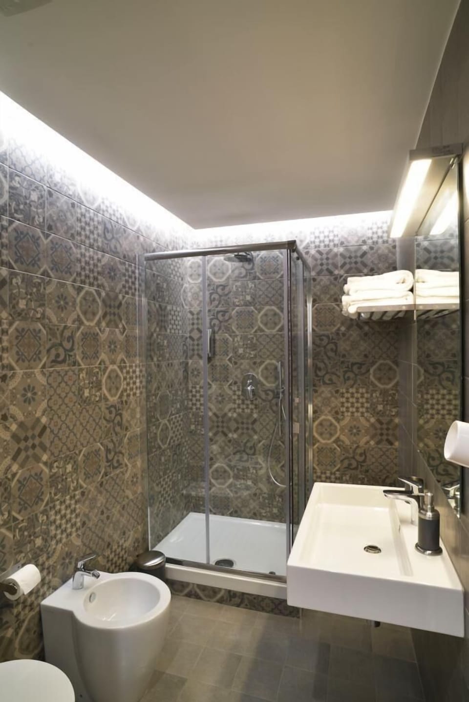 Deluxe Double Room | Bathroom | Shower, rainfall showerhead, slippers, towels