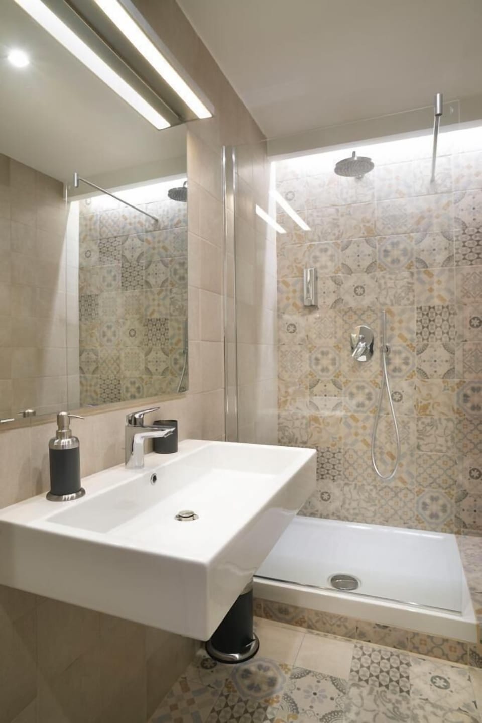 Deluxe Double Room | Bathroom | Shower, rainfall showerhead, slippers, towels
