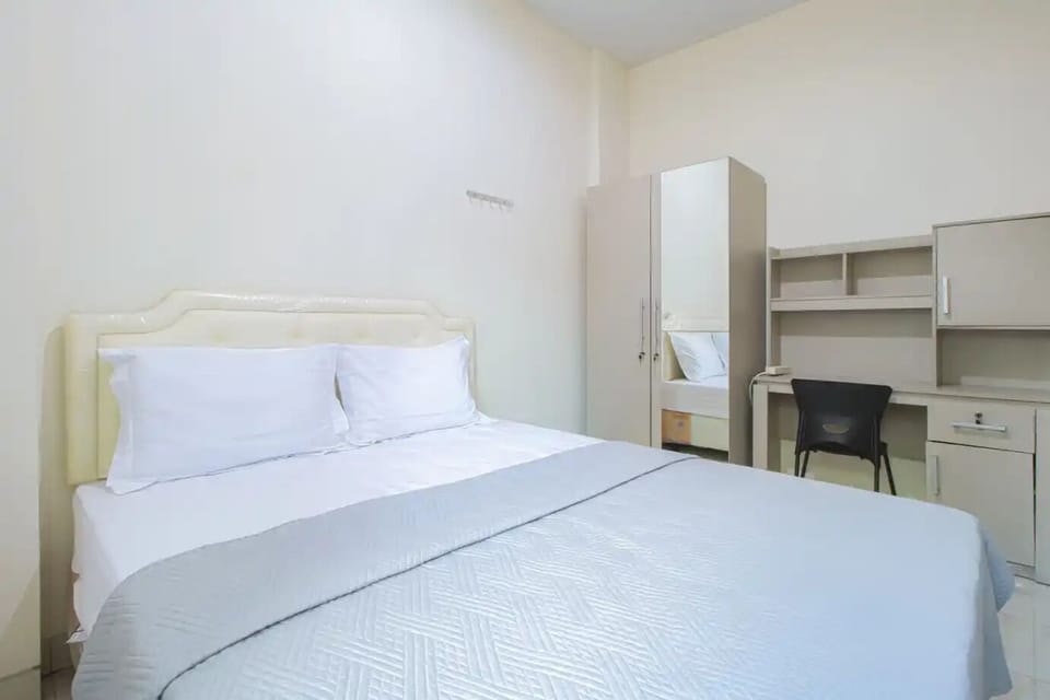 Desk, free WiFi, bed sheets