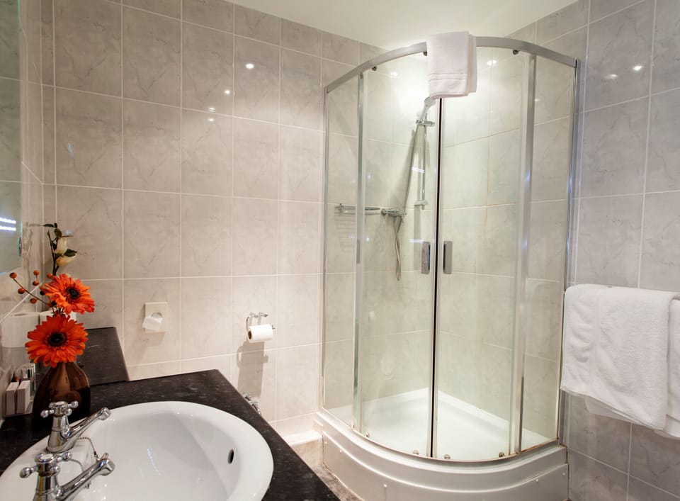 Triple Room | Bathroom | Hair dryer