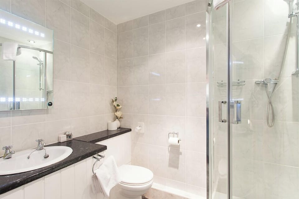 Superior Double Room | Bathroom | Hair dryer