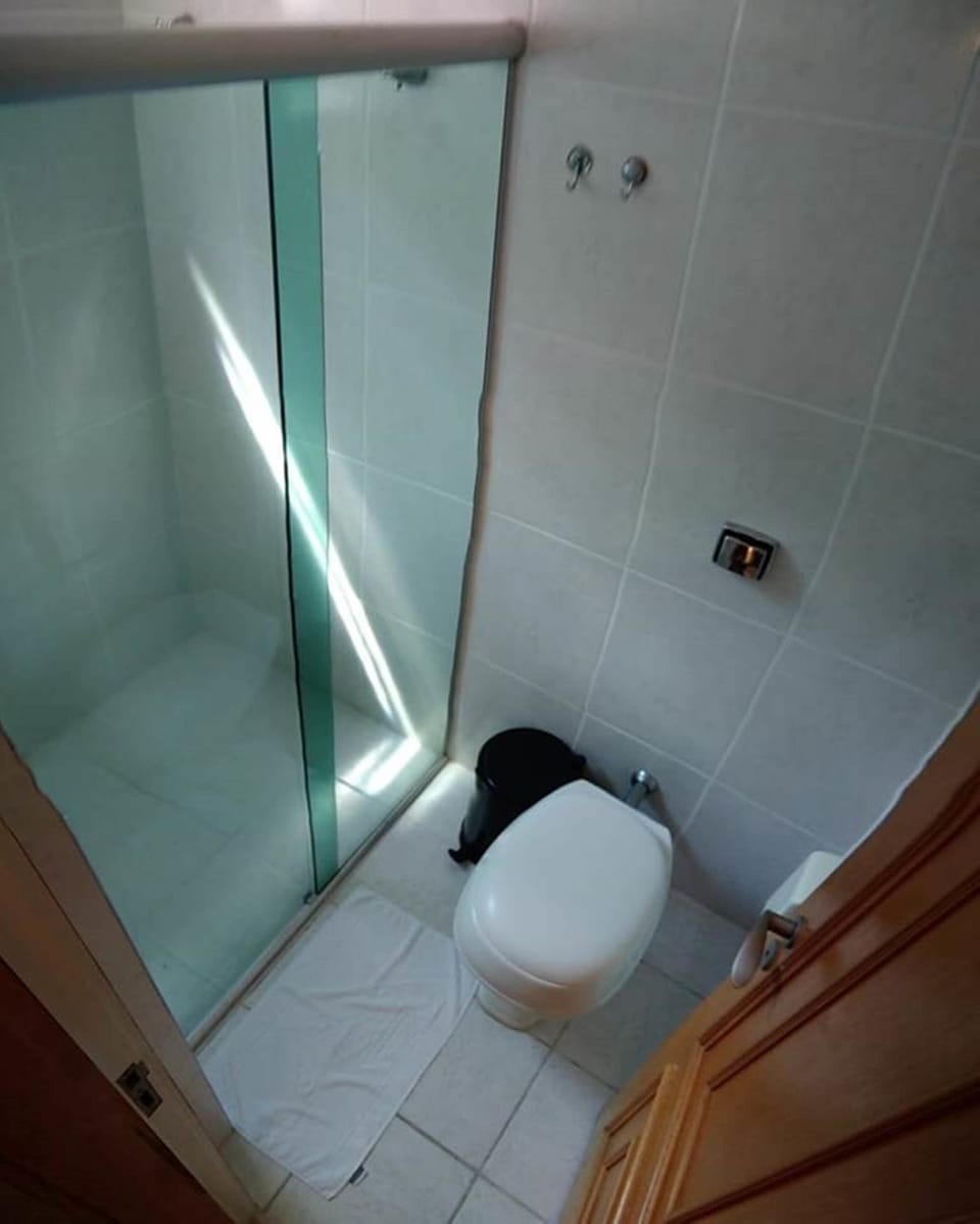 LN Suite Luni | Bathroom | Free toiletries, hair dryer, towels