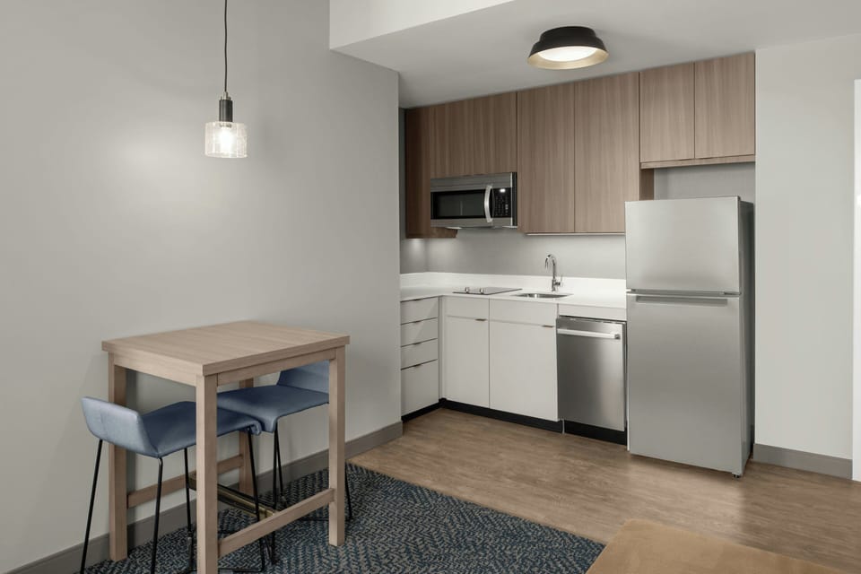 Full-size fridge, microwave, stovetop, dishwasher