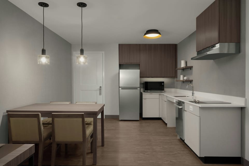 Full-size fridge, microwave, stovetop, dishwasher