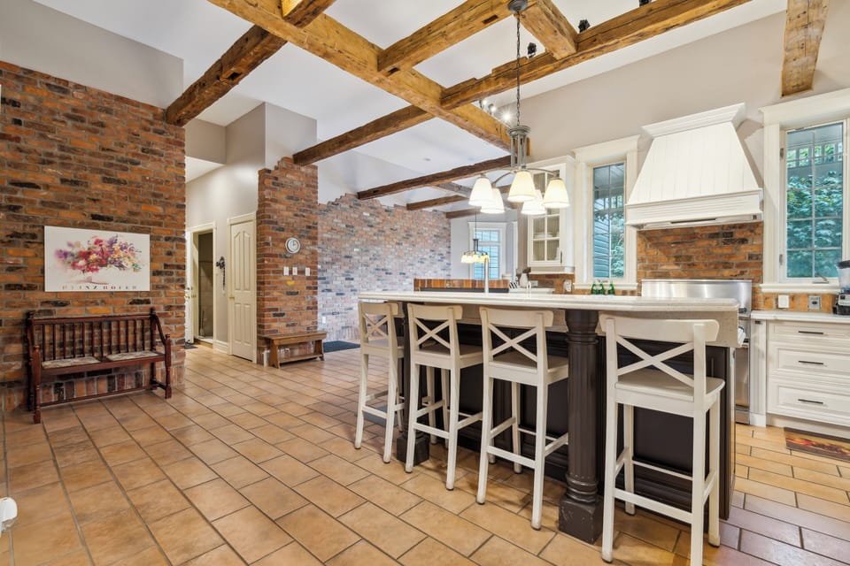 Kitchen and counter dining