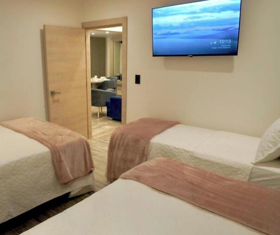 Deluxe Apartment | Premium bedding, down comforters, iron/ironing board (on request)