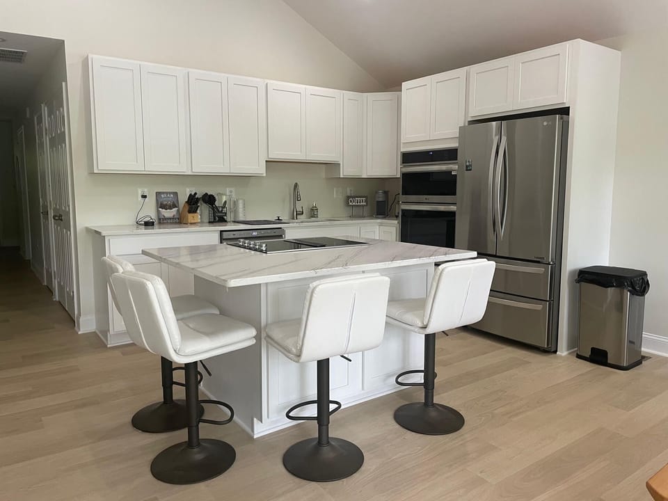 Kitchen with 4 burner cooktop, dishwasher, microwave/wall oven combo and Fridge