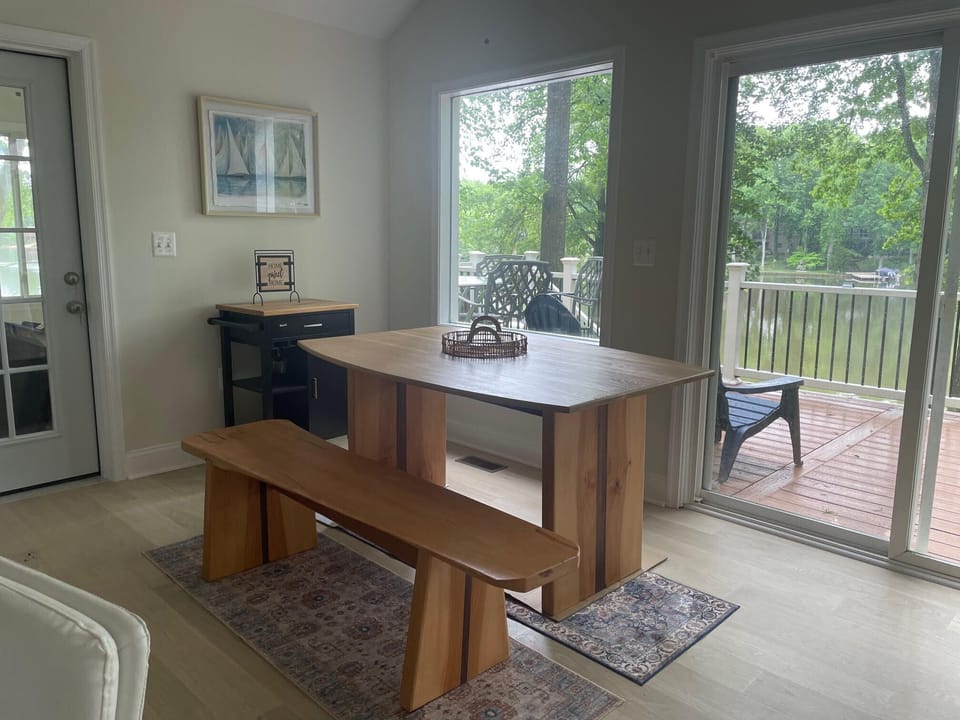 Dining Area - 4 additional chairs missing from photo
