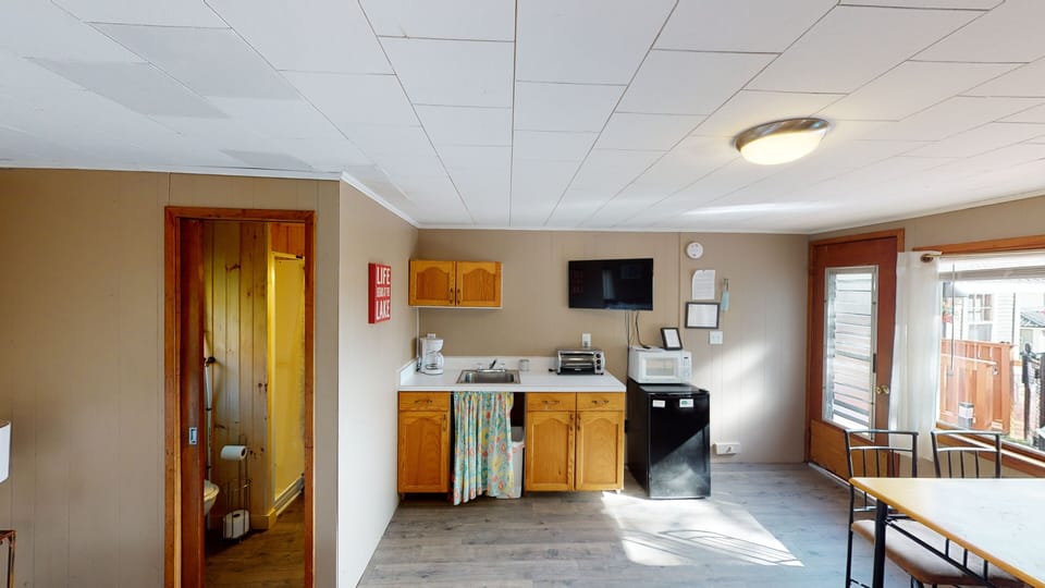 Standard Studio, 1 King Bed, Lake View (Cottage 10 or 11) | Private kitchen