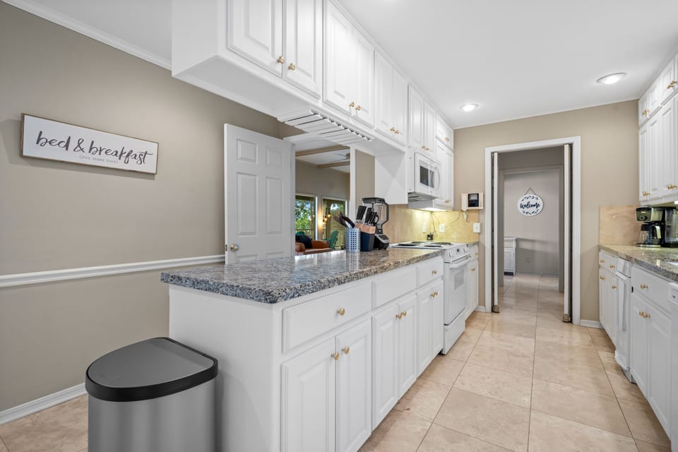 Bright and modern kitchen, granite countertops and all appliances!