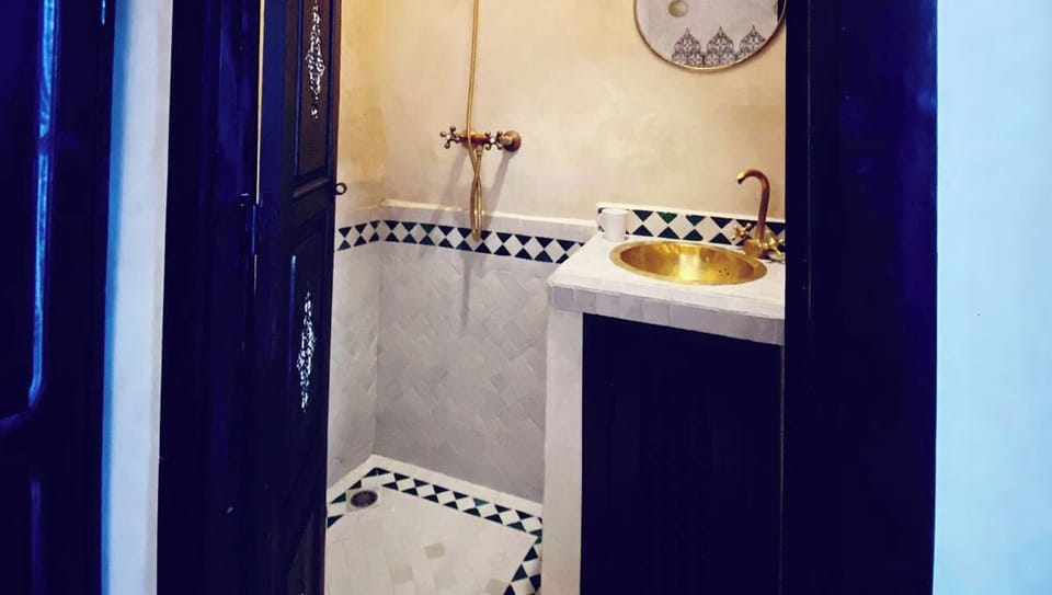 Deluxe Double Room | Bathroom | Shower, bathrobes, towels, soap