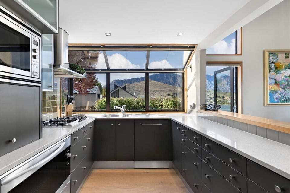 A very well-equipped kitchen with gas cooktop, coffee machine, dishwasher and more