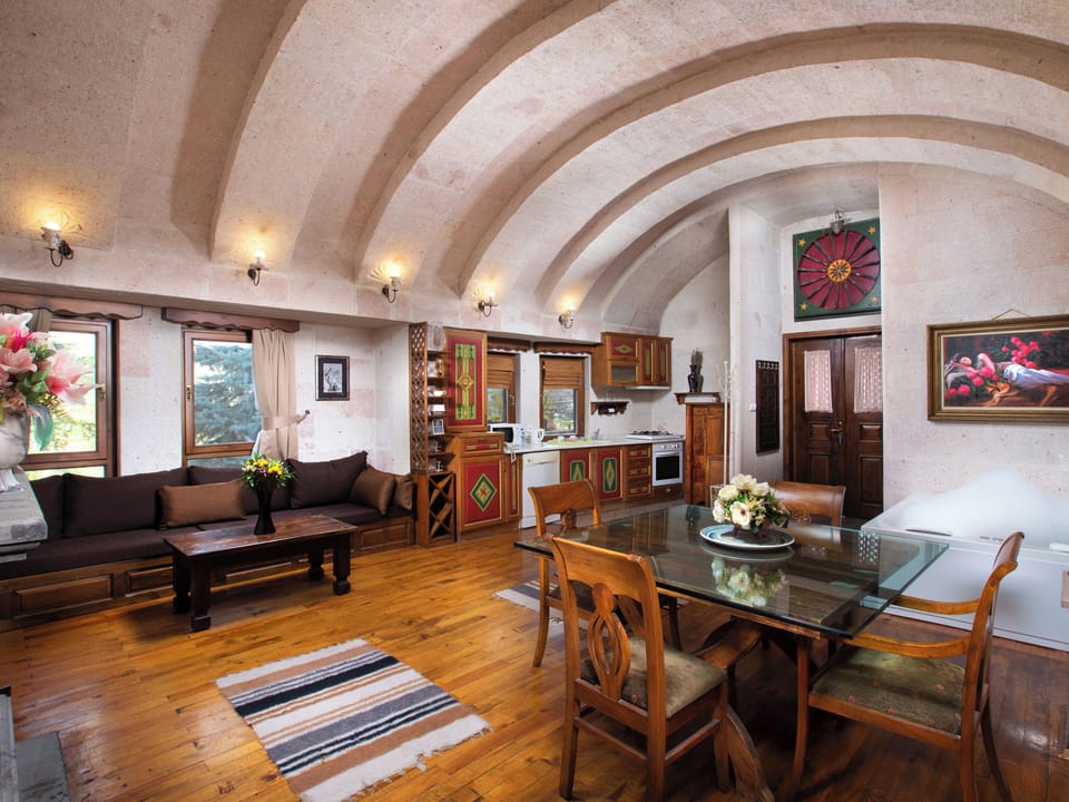 King Mansion Suite | Living area | 35-inch LCD TV with satellite channels, TV, books