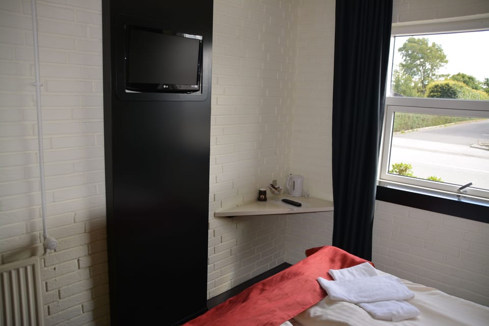 Desk, free WiFi, bed sheets