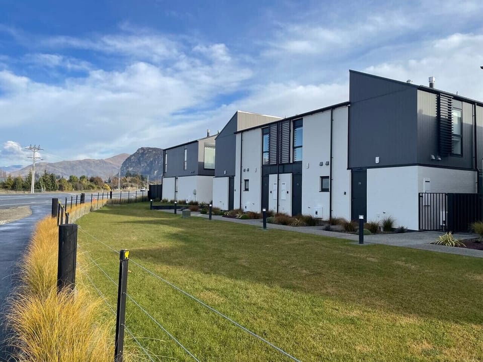 Modern building close to Wanaka and many popular attractions