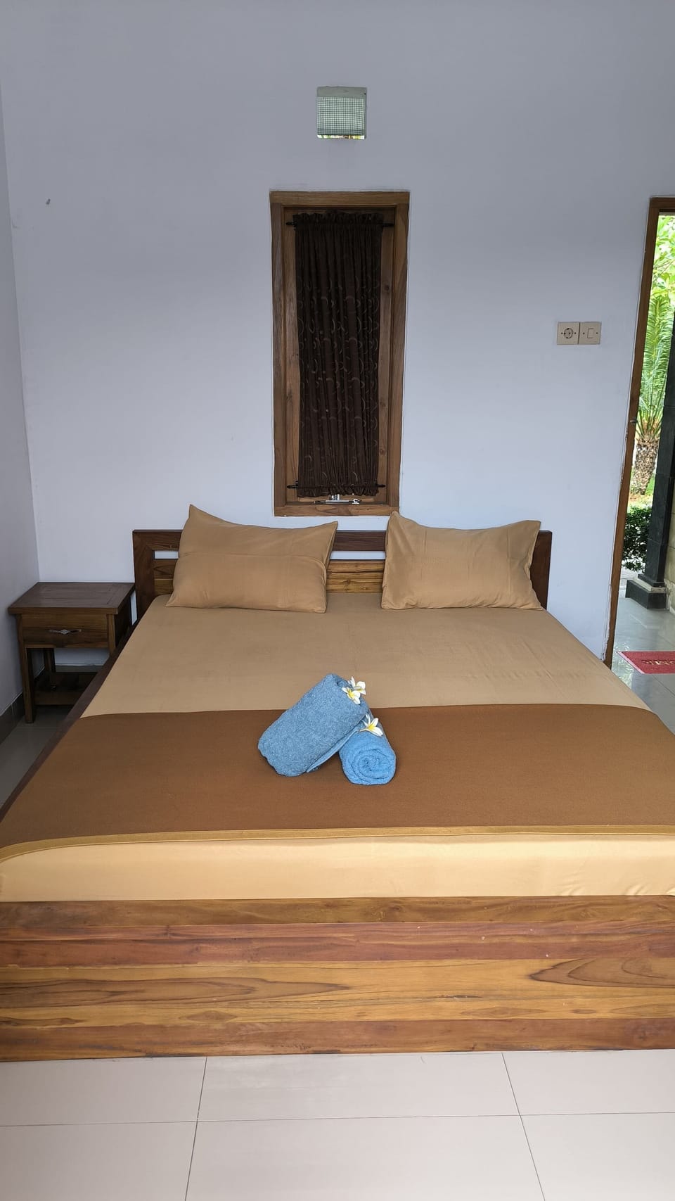 Room Fan | Free WiFi, bed sheets