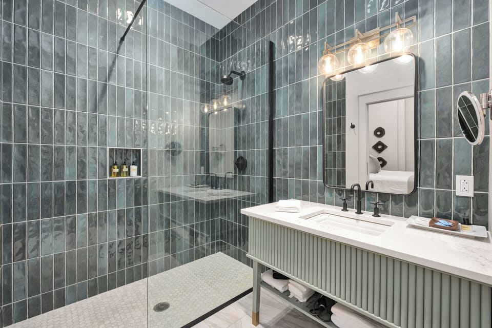 Luxury Suite | Bathroom | Shower, hair dryer, bathrobes, slippers