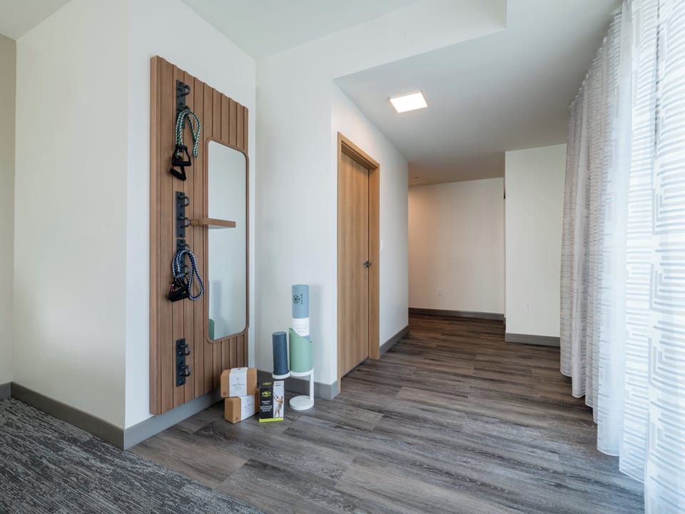 Standard Room, 2 Queen Beds, Mobility Accessible (Trainer) | Room amenity