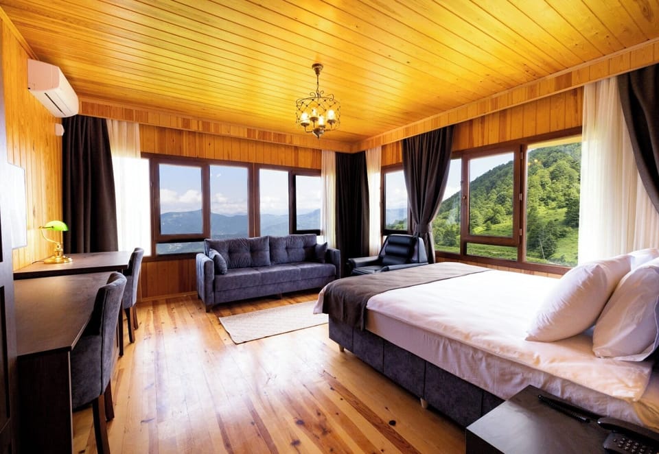 Suite Room | Premium bedding, blackout drapes, soundproofing, iron/ironing board