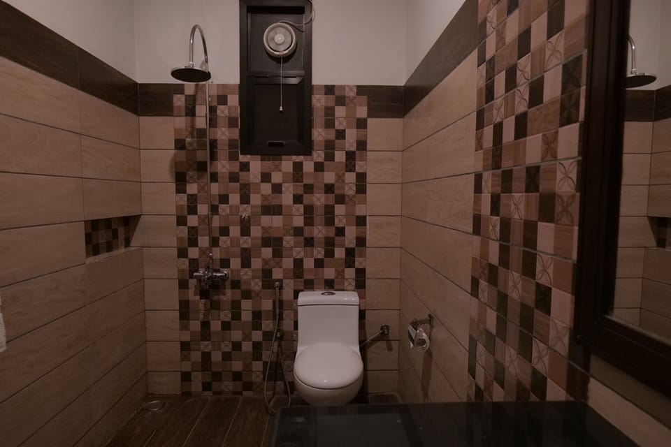 Shower, rainfall showerhead, free toiletries, towels