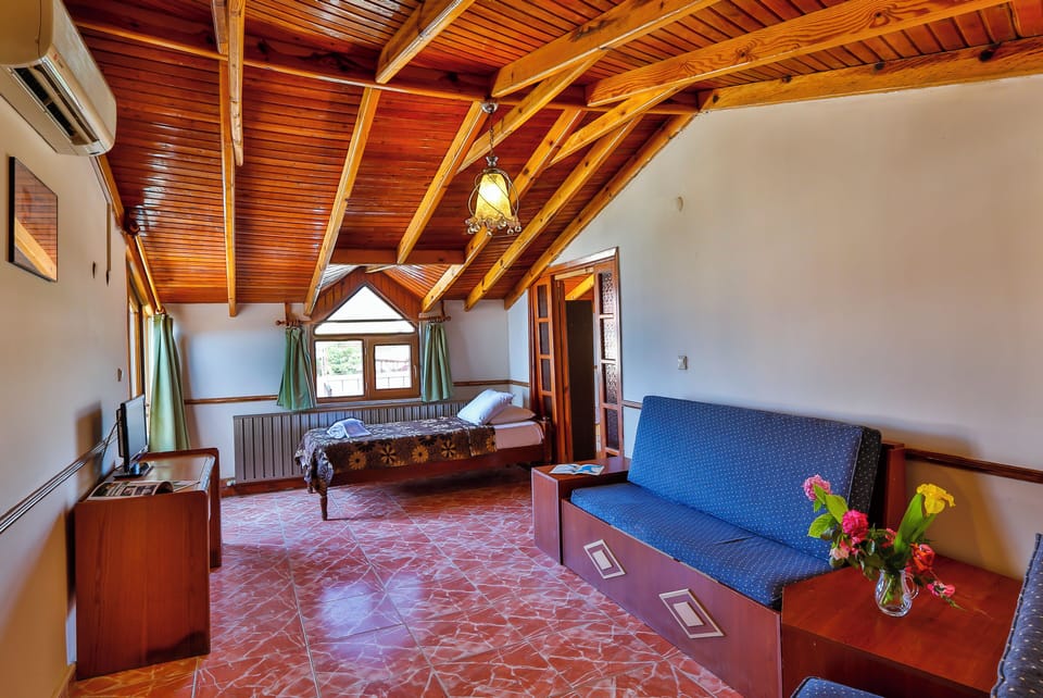 Quadruple Room, Sea View | Premium bedding, minibar, free WiFi, bed sheets